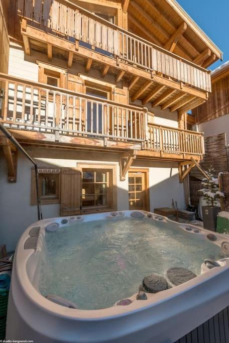 Cosy 4 Bedroom Chalet With Hot Tub Saint-Marcel  Exteriör bild