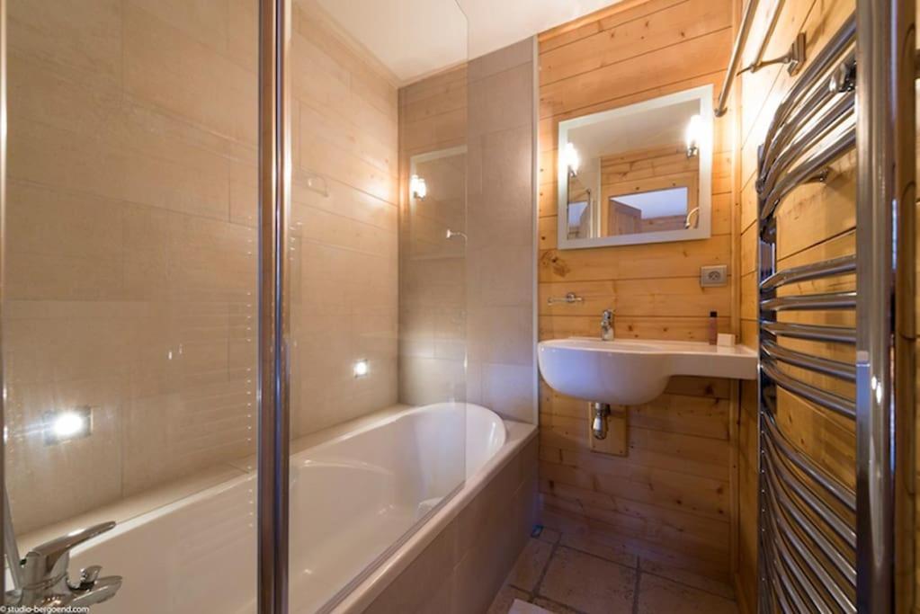 Cosy 4 Bedroom Chalet With Hot Tub Saint-Marcel  Exteriör bild