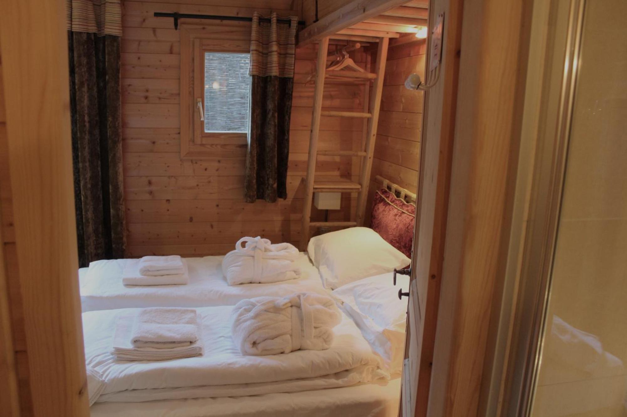 Cosy 4 Bedroom Chalet With Hot Tub Saint-Marcel  Exteriör bild