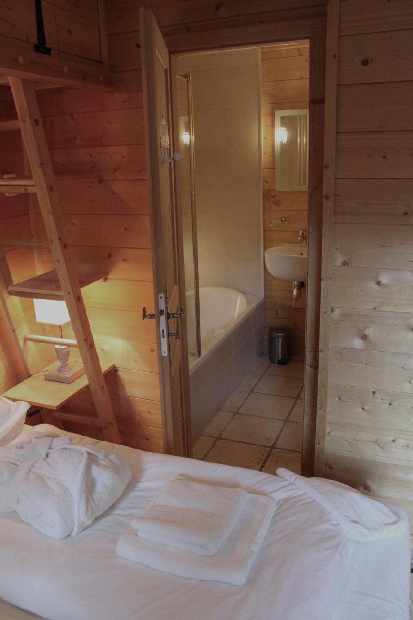 Cosy 4 Bedroom Chalet With Hot Tub Saint-Marcel  Exteriör bild
